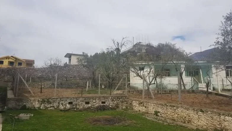 Tirane, shitet truall , 3.000 m² 570.000 € (rruga e arberit)