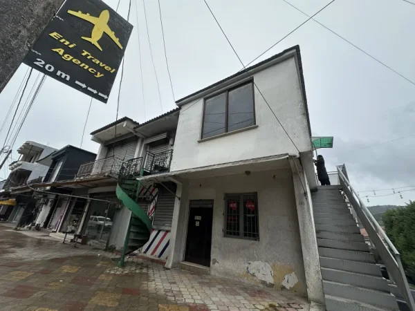 Tirane, jepet me qera dyqan Kati 2, 45 m² (Ndroq)