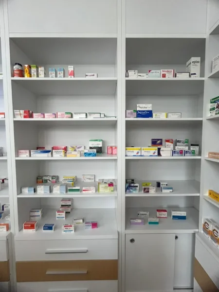 Tirane, shes RAFTE FARMACIE 1.500 €