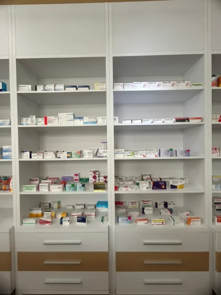 Tirane, shes RAFTE FARMACIE 1.500 €