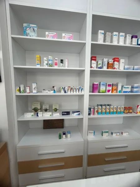 Tirane, shes RAFTE FARMACIE 1.500 €