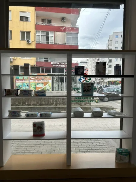 Tirane, shes RAFTE FARMACIE 1.500 €