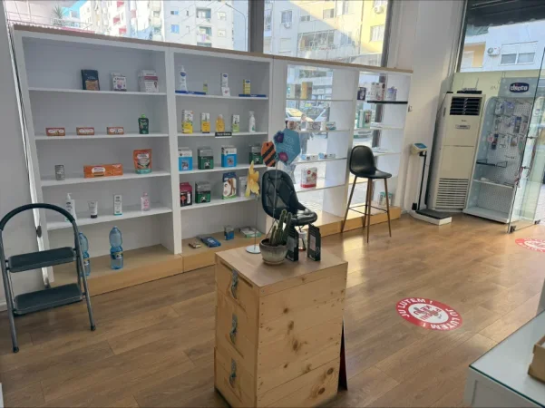 Tirane, shes RAFTE FARMACIE 1.500 €