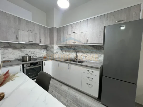 Tirane, jepet me qera apartament 2+1 Kati 2, 100 m² 600 € (Kompleksi Golden Park)