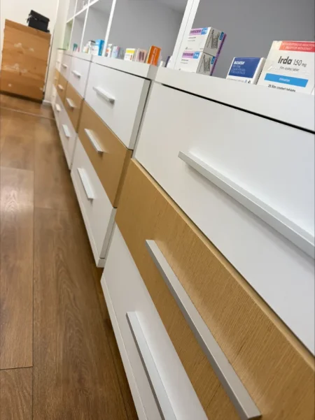 Tirane, shes RAFTE FARMACIE 1.500 €