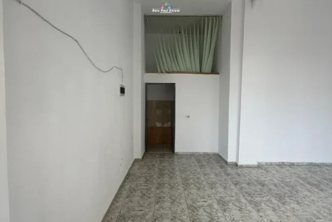 Tirane, jepet me qera dyqan Kati 0, 35 m² 420 € (5 maji)
