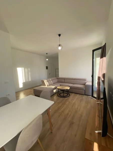 Tirane, jepet me qera Vile 2+1 Kati 2, 85 m² 480 € (Rruga Halit Haxhija)
