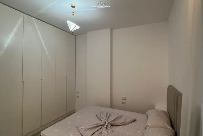 Tirane, jepet me qera apartament 2+1 Kati 5, 100 m² 800 € (emerald center)