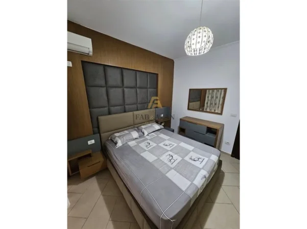 Tirane, jepet me qera apartament 2+1 , 100 m² 650 € 