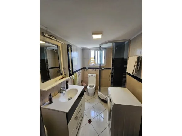 Tirane, jepet me qera apartament 2+1 , 100 m² 650 € 