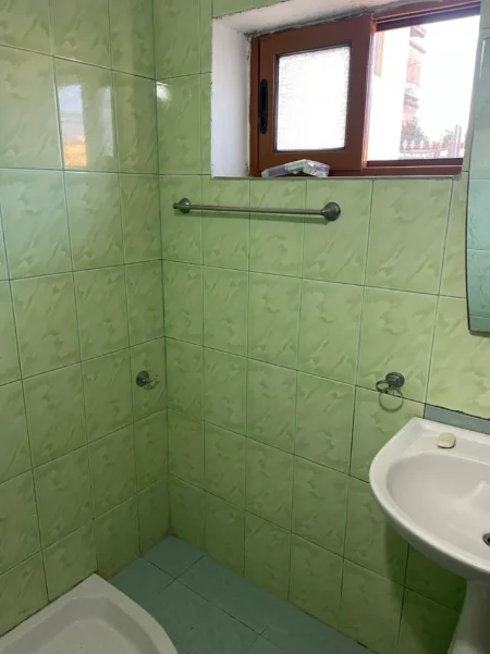 Tirane, jepet me qera shtepi 1+1+Ballkon Kati 1, 70 m² 350 € (rruga feti gjilani, misto mame,sa kalon spitalin amerikan 3)