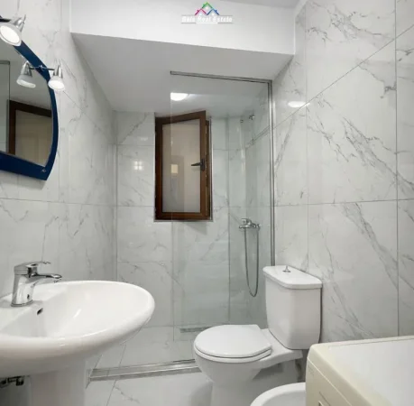 Tirane, jepet me qera apartament 1+1+Ballkon Kati 2, 65 m² 700 € (rruga e durresit)