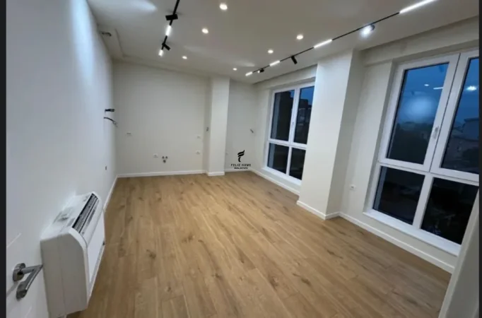 Tirane, jepet me qera zyre Kati 2, 58 m² 1.000 € (KOMUNA E PARISIT)