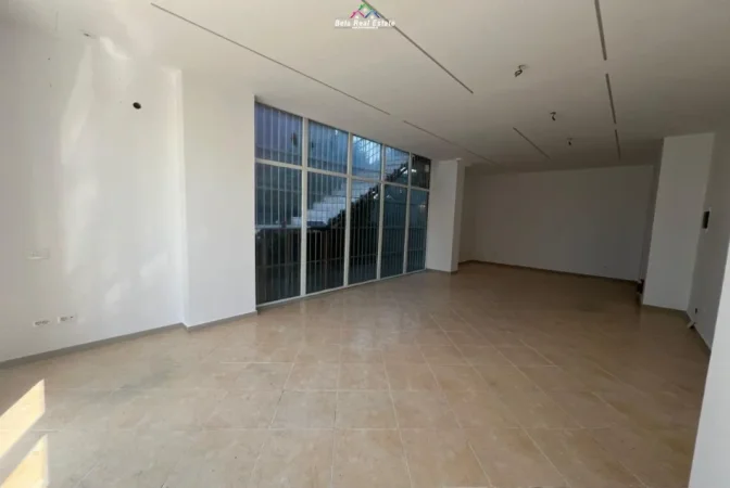 Tirane, jepet me qera dyqan Kati 1, 70 m² 730 € (Rruga Kastriotet)