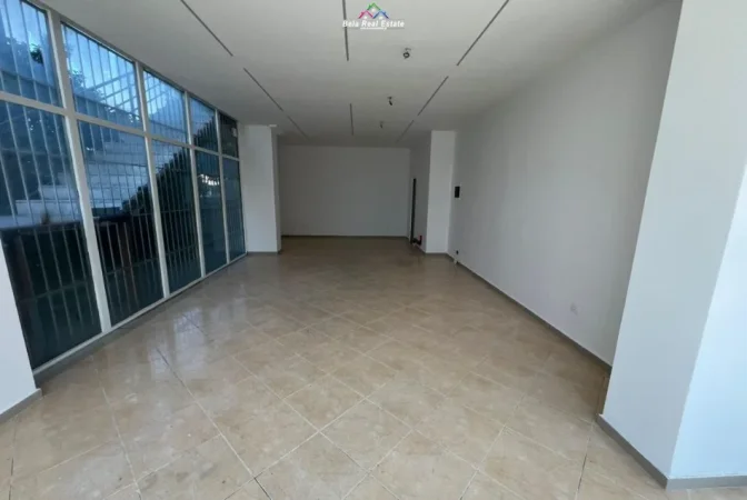 Tirane, jepet me qera dyqan Kati 1, 70 m² 730 € (Rruga Kastriotet)