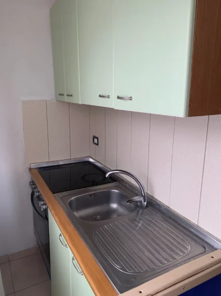 Durres, jepet me qera shtepi 1+1 Kati 1, 60 m² 220 € 