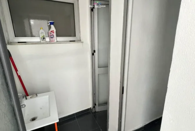 Tirane, jepet me qera dyqan Kati 0, 140 m² 1.050 € (kamez)