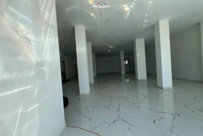 Tirane, jepet me qera dyqan Kati 0, 140 m² 1.050 € (kamez)