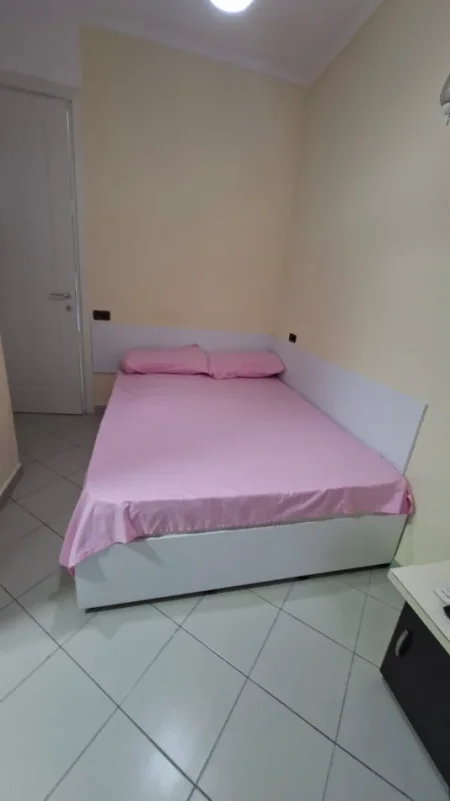 Tirane, jepet me qera apartament 1+1 , 50 m² 300 € (Rruga 5 maji)