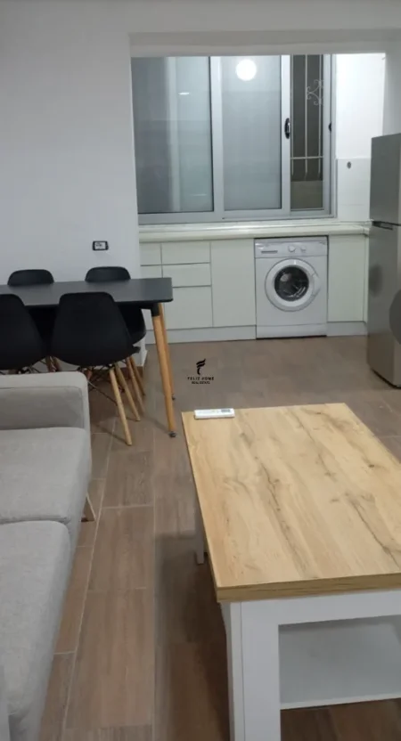 Tirane, jepet me qera apartament 1+1 Kati 1, 50 m² 350 € (BRRYLI)
