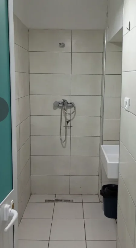 Tirane, jepet me qera apartament 1+1 Kati 1, 50 m² 350 € (BRRYLI)