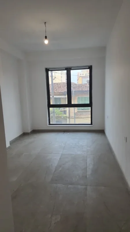 Tirane, jepet me qera apartament 2+1+Aneks+Ballkon Kati 2, 97 m² 1.300 € (rruga myslym shyri)