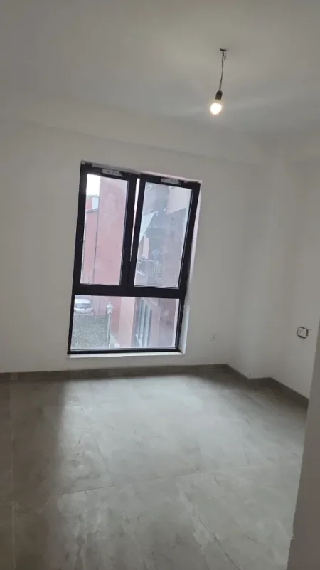 Tirane, jepet me qera dyqan Kati 2, 97 m² 1.300 € (rruga e kavajes)