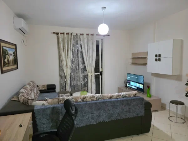 Tirane, jepet me qera apartament 1+1+Ballkon Kati 7, 62 m² 420 € (astir)