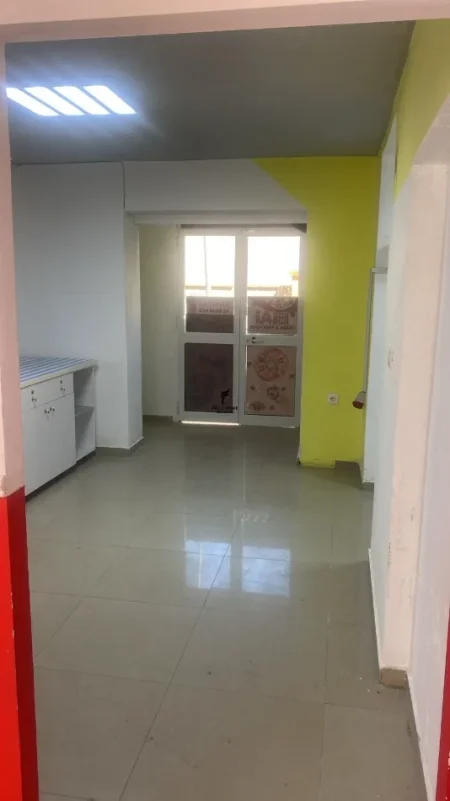 Tirane, jepet me qera dyqan Kati 0, 55 m² 600 € (TREGU ELEKTRIK)