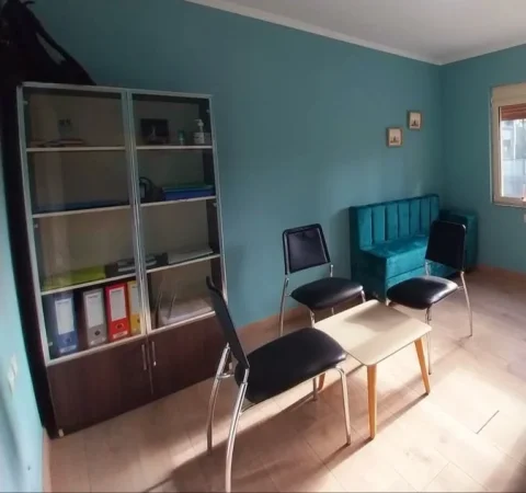 Tirane, shes Shesim disa mobilje zyre pak kohë të përdorura - TIRANË. 270 €