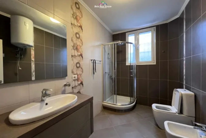 Tirane, jepet me qera Vile , 880 m² 1.500 € (porcelan)