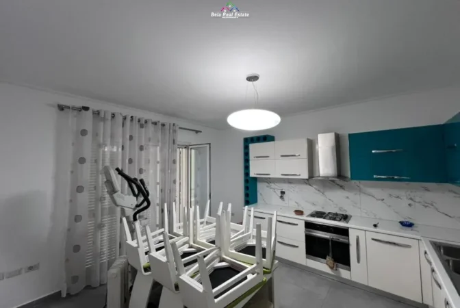 Tirane, jepet me qera Vile , 880 m² 1.500 € (porcelan)