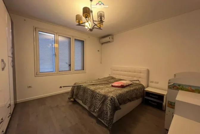 Tirane, jepet me qera Vile , 880 m² 1.500 € (porcelan)