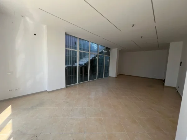 Tirane, jepet me qera dyqan Kati 1, 70 m² 730 € (kamez)