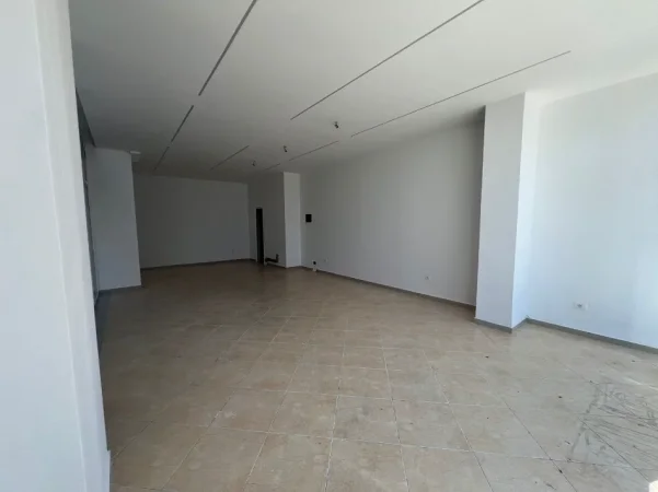 Tirane, jepet me qera dyqan Kati 1, 70 m² 730 € (kamez)