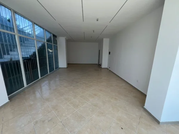 Tirane, jepet me qera dyqan Kati 1, 70 m² 730 € (kamez)