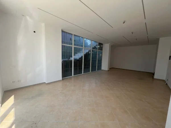 Tirane, jepet me qera dyqan Kati 1, 70 m² 730 € (kamez)