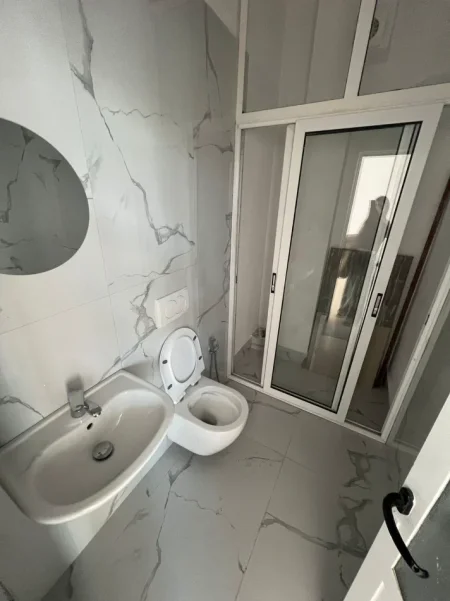 Tirane, jepet me qera dyqan Kati 1, 70 m² 730 € (kamez)