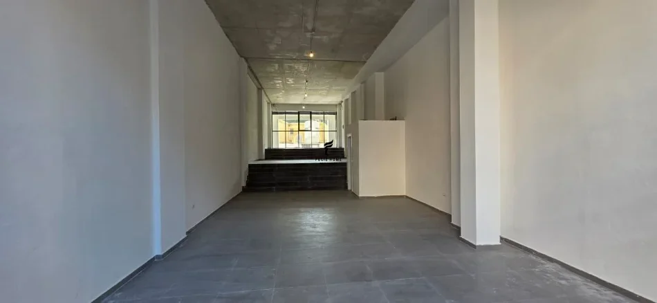 Tirane, jepet me qera dyqan Kati 0, 125 m² 3.000 € (RRUGA E BARRIKADAVE)