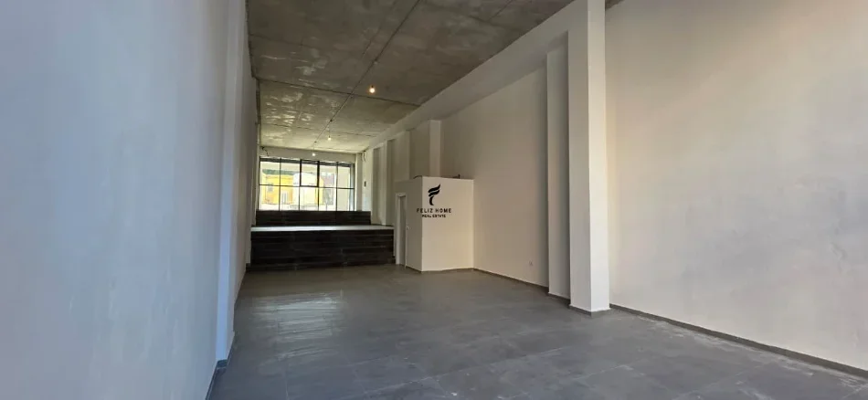 Tirane, jepet me qera dyqan Kati 0, 125 m² 3.000 € (RRUGA E BARRIKADAVE)