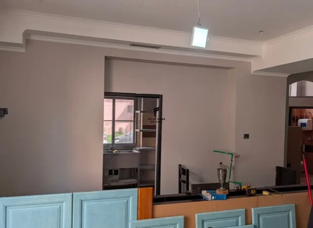 Tirane, jepet me qera lokal Kati 0, 95 m² 1.700 € (BLLOKU)