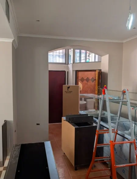 Tirane, jepet me qera lokal Kati 0, 95 m² 1.700 € (BLLOKU)