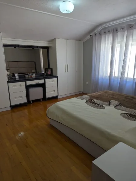 Tirane, shitet Vile 3 Katshe Kati 3, 260 m² 520.000 € (bulevardi ri)