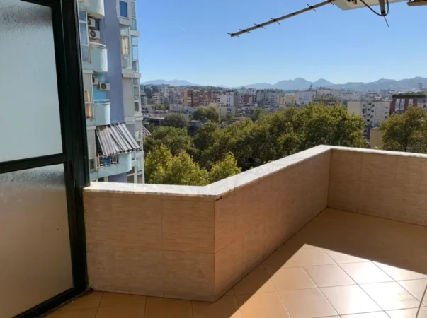 Tirane, jepet me qera apartament 2+1+Ballkon Kati 8, 125 m² 800 € (Gjergj Fishta)