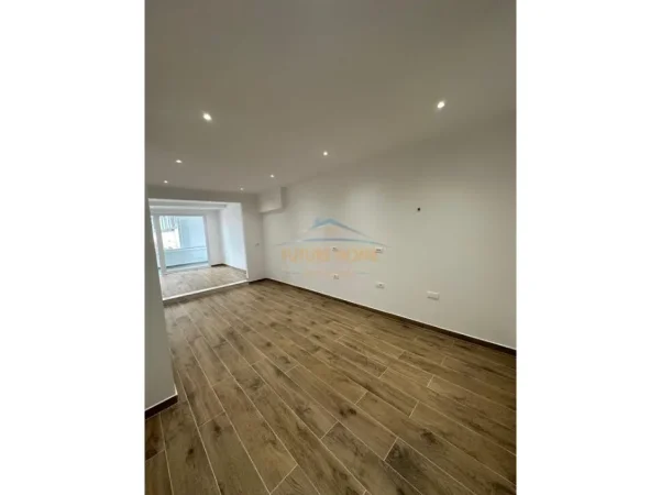 Tirane, jepet me qera ambjent biznesi Kati 2, 126 m² 1.400 € (Stacioni i Trenit)