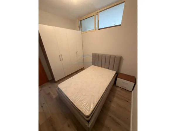 Tirane, jepet me qera apartament 2+1+Ballkon Kati 2, 68 m² 450 € (Unaza e Re)