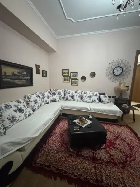 Tirane, jepet me qera apartament 2+1 , 89 m² 600 € (Komuna Parisit)