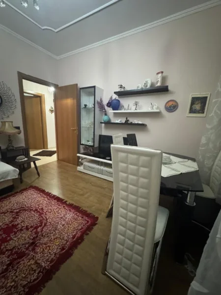 Tirane, jepet me qera apartament 2+1 , 89 m² 600 € (Komuna Parisit)