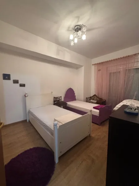 Tirane, jepet me qera apartament 2+1 , 89 m² 600 € (Komuna Parisit)