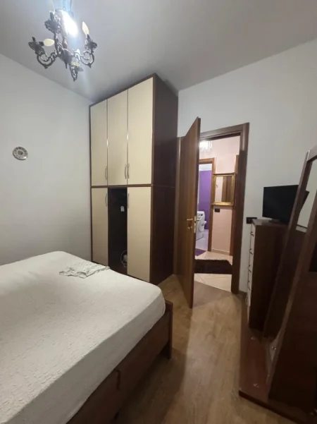 Tirane, jepet me qera apartament 2+1 , 89 m² 600 € (Komuna Parisit)